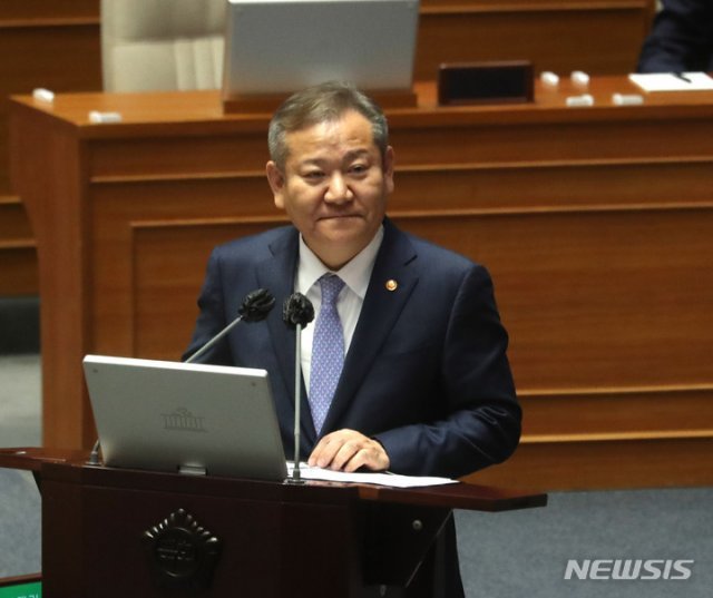이상민 행정안전부 장관이 지난 6일 서울 여의도 국회에서 열린 대정부질문에서 답변하고 있다. 뉴시스