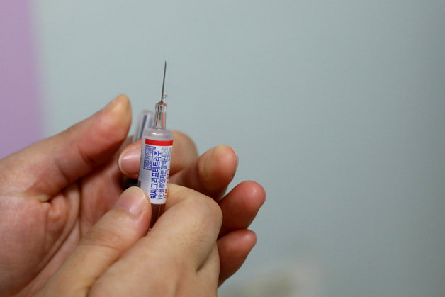 11일 오전 서울의 한 병원 의료진이 독감 예방접종을 준비하고 있다. 2022.10.11/뉴스1