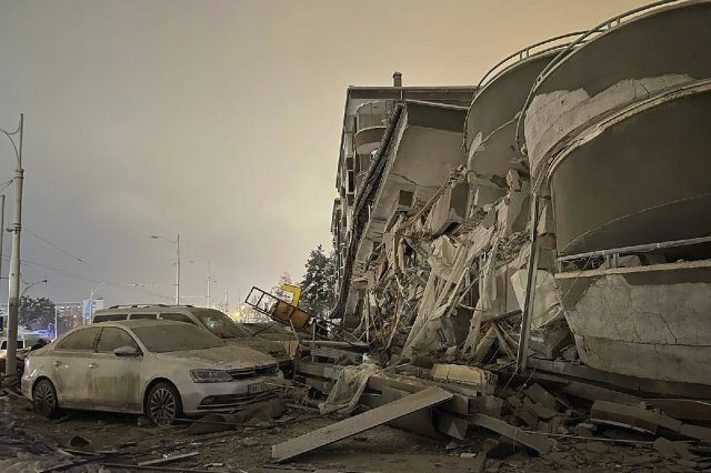 6일(현지시간) 튀르키예에서 지진이 발생해 무너진 건물 앞 차량이 파손돼 있다. 2023.02.06. (디야르바키르=AP/뉴시스)