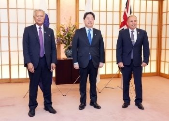 6일 일본에서 하야시 요시마사 외무상(가운데)과 헨리 푸나 태평양도서 포럼(PIF) 대표(좌), 마크 브라운 쿡아일랜드 총리가 회담했다. ⓒ 일본 외무성 제공