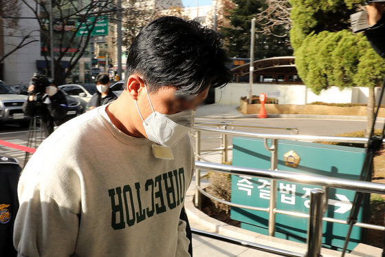 김봉현 전 스타모빌리티 회장의 도주를 도운 의혹을 받는 김 전 회장의 조카가서울 양천구 남부지법에서 열린 구속영장 실질심사를 받기 위해 법원에 출석하고 있다. 2022.12.8/뉴스1