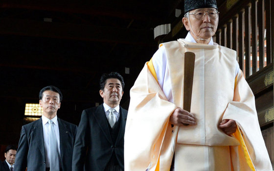 아베 신조 일본 총리가 참배를 위해 야스쿠니신사에 들어가고 있다 ⓒ AFP=News1