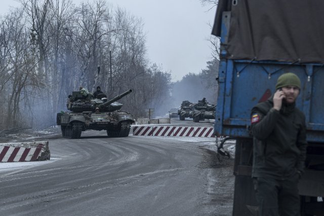 우크라이나 도네츠크주에서 우크라이나군 병력이 전선으로 이동하고 있다. AP/뉴시스
