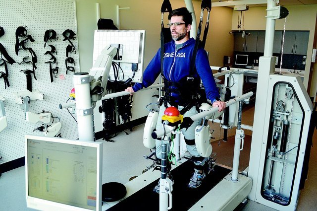 미국 보스턴 스폴딩 재활병원 치료실에서 환자가 로봇 치료기구를 활용한 재활치료를 받고 있다. 대구보건대 제공