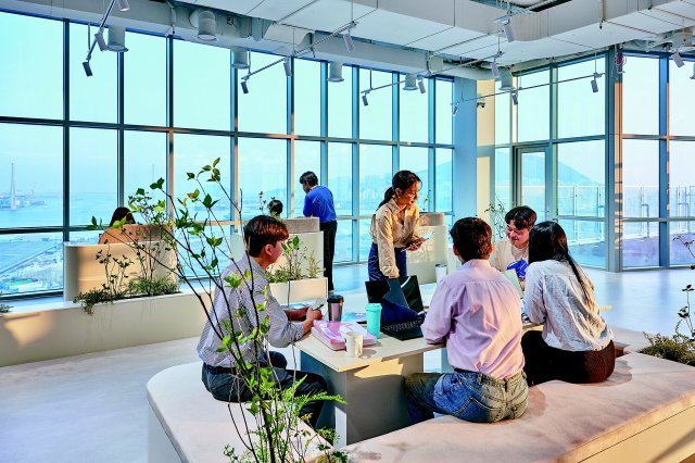 7일 부산 동구 부산역 인근 아스티호텔 24층에 마련된 ‘부산형 워케이션 거점센터’에서 모델들이 센터 이용 방법을 설명하고 있다. 부산시 제공