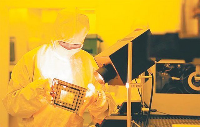 삼성전자 직원이 경기 용인시 기흥구 시스템LSI 반도체 생산라인에서 제품을 점검하고 있다. 삼성전자 제공