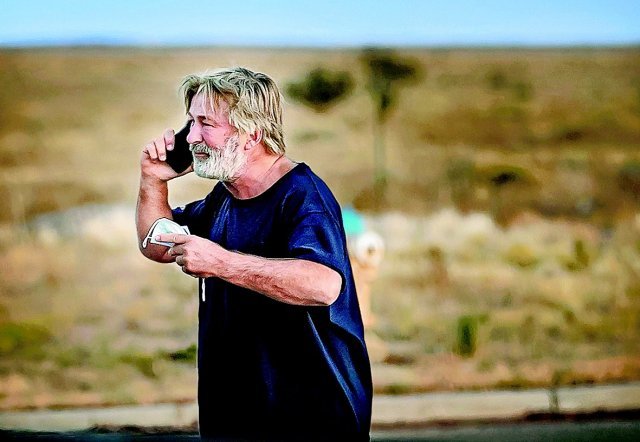 2021년 10월 21일 미국 뉴멕시코주 사막 지대에 설치된 서부영화 세트장에서 배우 앨릭 볼드윈이 촬영 도중 총기 사고를 낸 뒤 누군가와 전화 통화를 하고 있다. AP 뉴시스