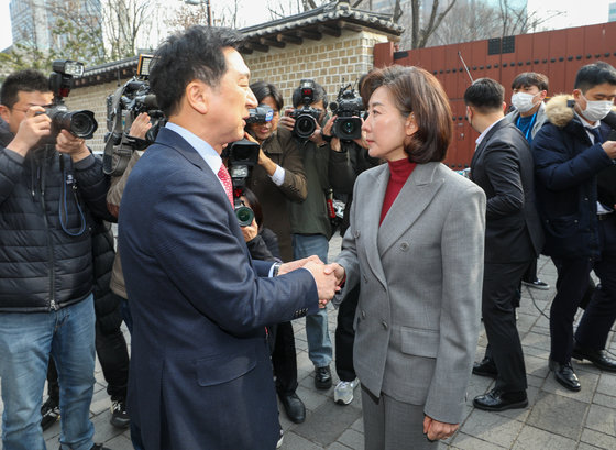 김기현 국민의힘 당대표 후보와 나경원 전 원내대표가 7일 오후 서울 중구 달개비 앞에서 전당대회 관련 입장을 발표한 뒤 악수하고 있다. 김 후보가 두손을 잡은 반면 나 전 의원은 굳은 표정으로 한 손만 내 밀고 있다. ⓒ News1
