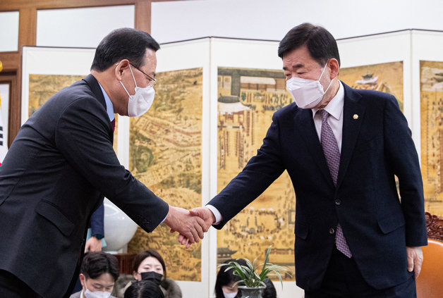 김진표 국회의장이 16일 오후 서울 여의도 국회에서 열린 예산안 관련 원내대표 회동에서 주호영 국민의힘 원내대표와 악수하고 있다. 2022.12.16 뉴스1