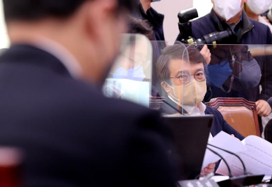 김의겸 더불어민주당 의원이 지난해 12월7일 오전 서울 여의도 국회에서 열린 법제사법위원회 전체회의에 참석해 한동훈 법무부 장관을 바라보고 있다./뉴스1