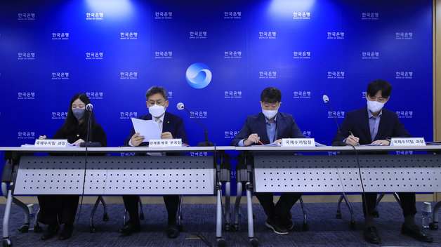 8일 오전 서울 중구 한국은행에서 열린 2022년 12월 국제수지(잠정) 설명회, 왼쪽부터 이소정 국제수지팀 과장, 김영환 경제통계국 부국장, 임인혁 국제수지팀장, 김진용 국제수지팀 과장. 한은 제공