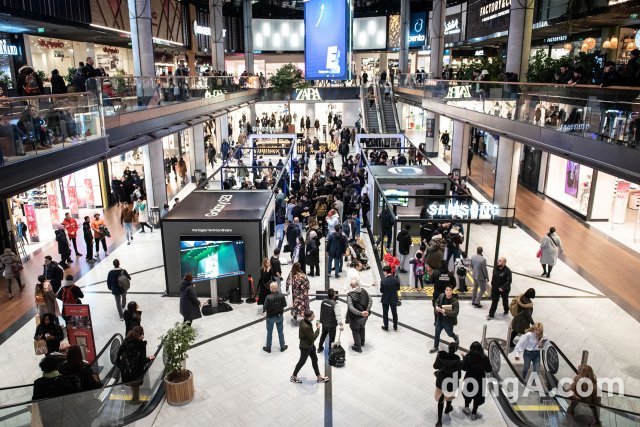 프랑스 파리의 웨스트필드 쇼핑몰에 위치한 '갤럭시 익스피리언스 스페이스'에서 현지 방문객들이 갤럭시 S23 시리즈를 체험하고 있다. 삼성전자 제공