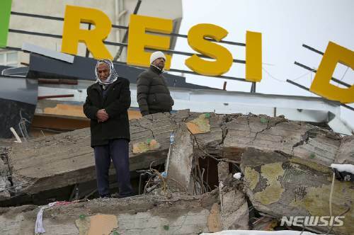 7일(현지시간) 튀르키예 말라티아에서 한 남성이 지진으로 무너진 건물 잔해에 올라가 기도하고 있다. 지진 피해 주민들은 영하의 기온에도 불구하고 여진으로 인한 추가 붕괴 위험으로 거리에서 밤을 지새우는 것으로 알려졌다. 뉴시스