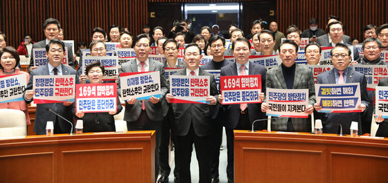 주호영 국민의힘 원내대표와 의원들이 8일 서울 여의도 국회에서 열린 의원총회에서 더불어민주당의 이상민 행정안전부 장관 탄핵소추를 규탄하는 구호를 외치고 있다. 2022.2.8. 뉴스1