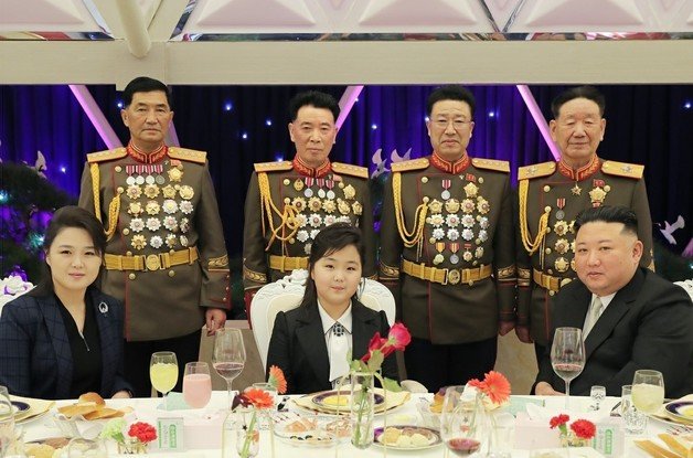 건군절 75주년 계기 기념연회에서 김정은 북한 국무위원장의 가족과 군 주요 장성들이 기념 사진을 찍은 모습.  평양 노동신문=뉴스1