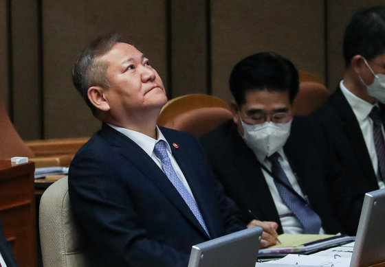 이상민 행정안전부 장관이 6일 서울 여의도 국회에서 열린 정치·외교·통일·안보 분야 대정부질문에서 생각에 잠겨 있다.  2022.2.6 뉴스1