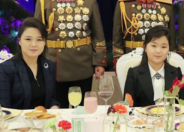 7일 기념 연회에 참석한 리설주와 그의 딸 김주애. 평양 노동신문=뉴스1
