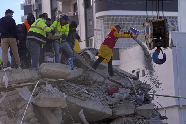 7일(현지시간) 튀르키예 남부 아다나에서 구조대가 지진으로 무너진 건물 잔해에서 실종자를 수색하고 있다. 아다나=AP/뉴시스