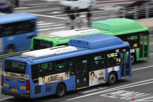 서울 도심에서 운행 중인 시내버스 모습. 뉴스1