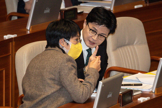 장혜영 정의당 의원(왼쪽)과 한동훈 법무부 장관이 8일 서울 여의도 국회에서 열린 제403회 국회(임시회) 제4차 본회의에서 대화하고 있다. 2023.2.8. 뉴스1