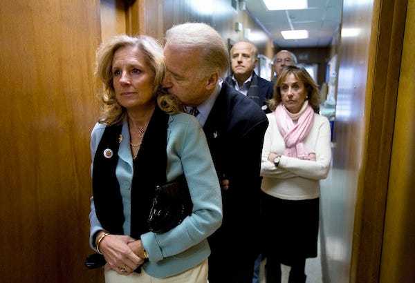 조 바이든 대통령 부부는 공개 석상에서 스스럼없이 애정을 표현하는 커플로 유명하다. 2008년 한 정치행사에서 포옹하고 있는 바이든 부부. 백악관 홈페이지