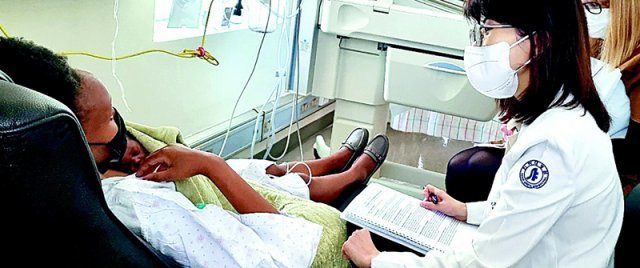 인하대병원 의료진이 신생아집중치료실(NICU)에서 캥거루케어를 하고 있는 산모와 이야기를 나누고 있다. 인하대병원 제공