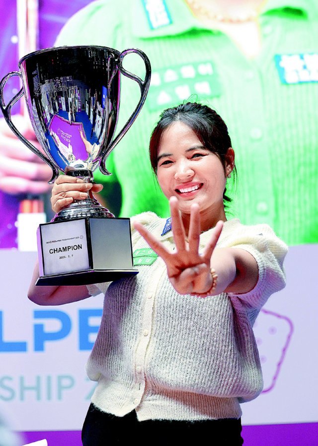 “네 번째 우승했어요” 스롱 피아비가 7일 여자프로당구(LPBA) 개인 통산 네 번째 우승을 차지한 뒤 트로피를 들고 기뻐하고 있다. LPBA 제공