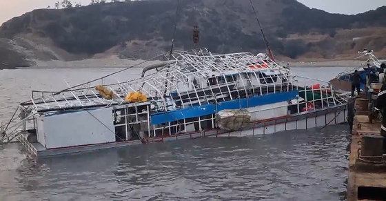 8일 오후 6시쯤 전남 신안군 임자면 소허사도 앞 해역에서 구조당국이 전복된 청보호 인양 작업을 하고 있다. 해경 제공