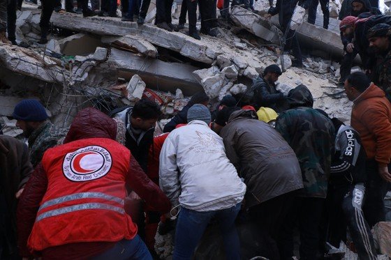 지난 6일 튀르키예 동남부에서 발생한 대형 지진으로 피해를 입은 시리아에서 시리아적신월사 직원과 봉사원들이 구호활동을 펼치고 있다. 시리아적신월사 제공