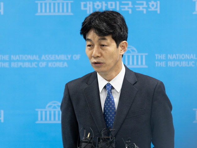 윤건영 더불어민주당 의원이 1일 오후 서울 여의도 국회 소통관에서 서해 피격 공무원 사건 수사 관련 문재인 전 대통령 입장을 발표한 후 취재진 질문에 답변하고 있다. 2022.12.1/뉴스1