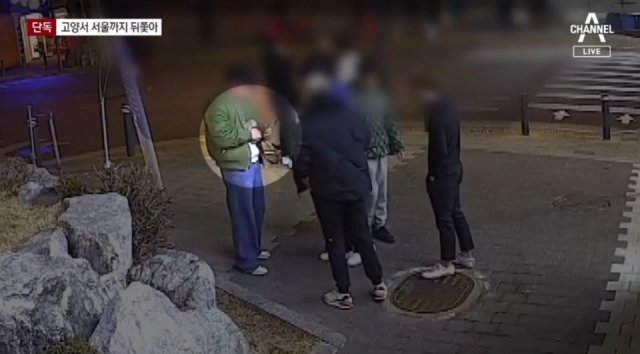 지난 6일 새벽 경기 고양시에서 시비가 붙은 10대들이 서울 서대문구에서 패싸움을 벌이기 전 벽돌을 벨트에 묶어 휘둘러 보고 있다. 채널A