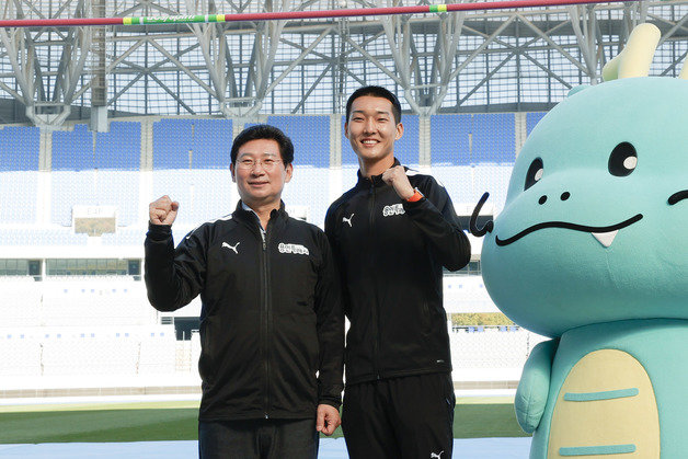 우상혁 선수(오른쪽)와 이상일 용인시장이 높이뛰기 바 앞에서 기념 촬영을 하고 있다.(용인시 제공)
