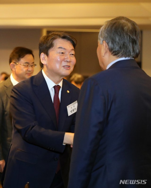 국민의힘 당권 주자인 안철수 의원(왼쪽)이 9일 오전 서울 중구 더플라자호텔에서 열린 부산고 재경 동문 모임인 청조포럼에 참석해 동문들과 인사하고 있다. 뉴시스