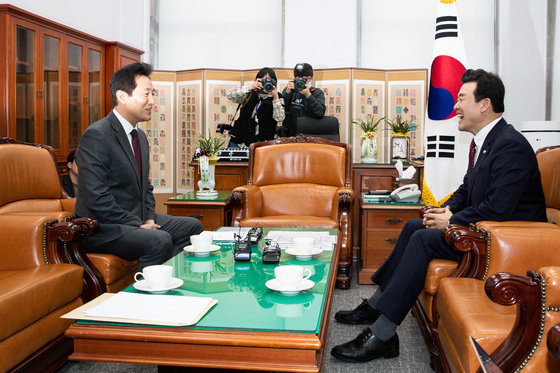 오세훈 서울시장(왼쪽)이 지난 8일 서울 여의도 국회에서 윤영석 국회 기획재정위원장과 면담하고 지하철 무임수송 지원을 요청하고 있다. /뉴스1