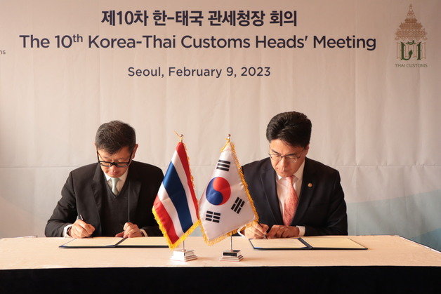 윤태식 관세청장(오른쪽)과 태국 관세총국 총국장이 관세청장회의 합의록에 서명하고 있다.