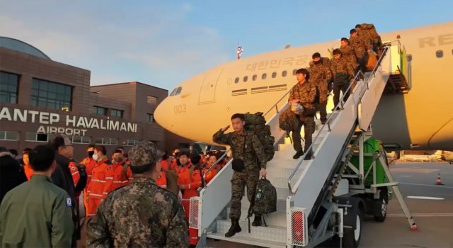 강진으로 피해를 입은 튀르키예에 급파한 대한민국 해외긴급구호대(KDRT)가 튀르키예 남동부 가지안테프 공항에 도착하고 있다. (KDRT 제공) 뉴스1