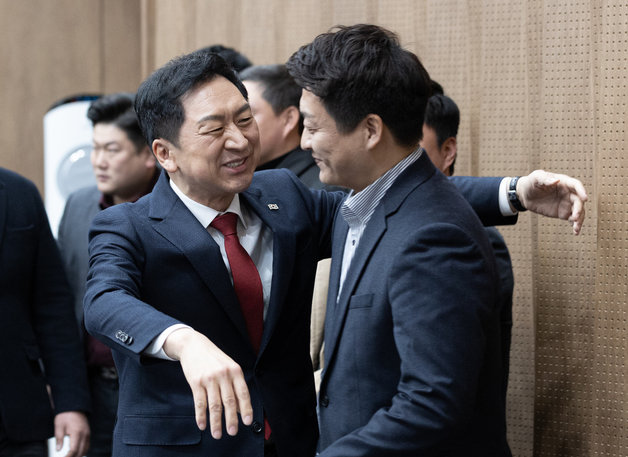 국민의힘 당권주자인 김기현 의원이 9일 서울 여의도 국회 소통관에서 열린 국민의힘 17개 청년위원장 지지 선언 기자회견에 참석하며 허진 전국청년위원장협의회장과 포옹하고 있다. 2023.2.9/뉴스1 ⓒ News1