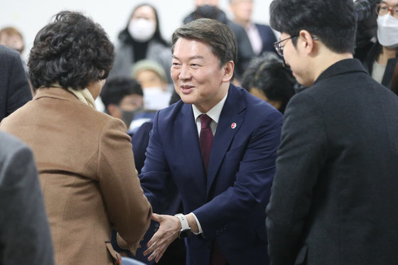 국민의힘 당대표 후보인 안철수 의원이 9일 충북도당 강당에서 열린 당원 간담회에서 당원들과 인사하고 있다. 2023.2.9/뉴스1 ⓒ News1