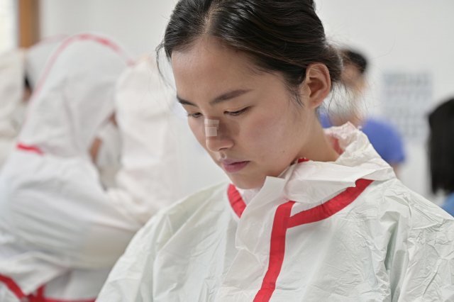 2020년 3월 코로나 최전선이던 대구 동산의료원에서 김혜주 육군 대위가 콧등에 반창고를 붙인 채 일하고 있다. 국방부 트위터