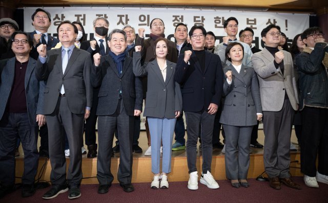 영화 창작자들이 9일 오전 서울 여의도 국회 의원회관에서 열린 저작권법 개정안 지지 선언회에서 기념 촬영을 하고 있다. 뉴스1