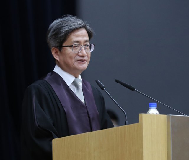 김명수 대법원장이 지난해  10월 5일 오후 서울 서초구 대법원에서 열린 신임 법관 임명식에서 임명사를 하고 있다. 뉴시스