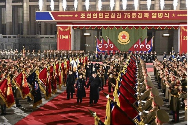 지난 8일 김일성광장에서 열린 건군절 기념 열병식에 김정은 총비서가 딸 김주애와 손을 잡고 함께 등장하고 있다. (평양 노동신문=뉴스1)
