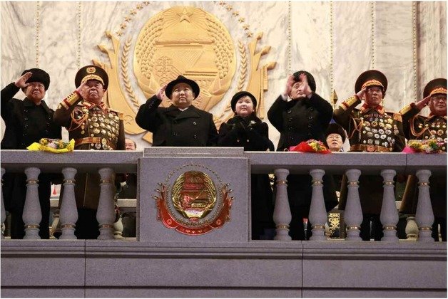 지난 8일 김일성광장에서 열린 건군절 기념 열병식에 김정은 총비서가 딸 김주애와 함께 참석했다. (평양 노동신문=뉴스1)