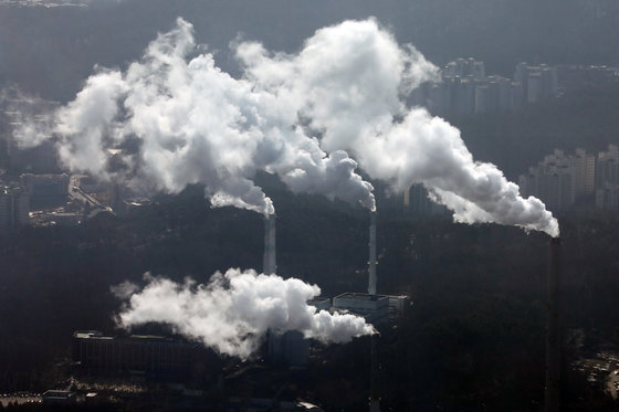 서울 롯데월드타워 서울스카이에서 바라본 한국지역난방공사 굴뚝에서 연기가 피어오르고 있다. 2018.1.26/뉴스1