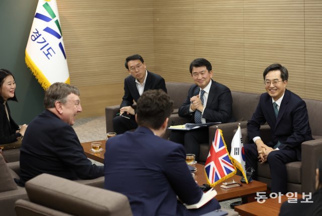 김동연 경기도지사가 9일 도청 집무실에서 존 위팅데일 영국 무역특사를 만나 면담을 하고 있다. 경기도 제공