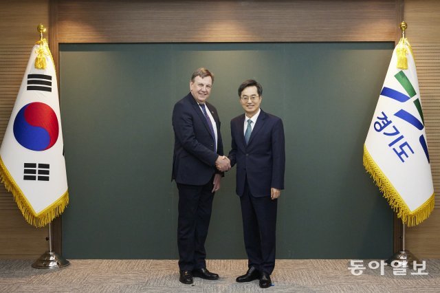 김동연 경기도지사는 9일 도청  집무실에서 존 위팅데일 영국 무역특사를 만나 기념촬영을 하고 있다. 경기도 제공