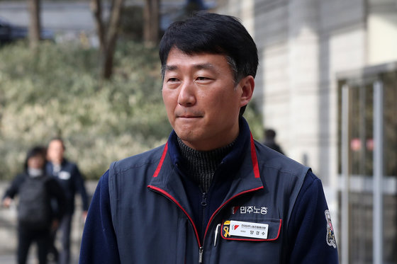 불법 집회와 시위를 주도한 혐의로 재판에 넘겨진 양경수 민주노총 위원장이 9일 오후 서울 서초구 서울중앙지방법원에서 열린 1심 선고 공판을 마친 뒤 입장을 밝히고 있다. 2023.2.9. 뉴스1