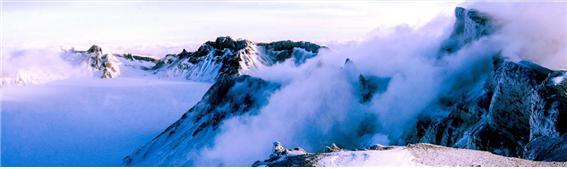 북한이 ‘혁명 성지’ 백두산의 겨울 풍경을 선전했다. 대외용 월간지 ‘조선’은 2월호에서 다양한 방식으로 연출한 백두산의 풍경을 소개했다.(월간 ‘조선’ 갈무리)