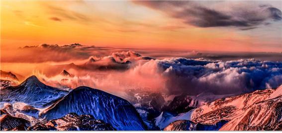 북한이 ‘혁명 성지’ 백두산의 겨울 풍경을 선전했다. 대외용 월간지 ‘조선’은 2월호에서 다양한 방식으로 연출한 백두산의 풍경을 소개했다.(월간 ‘조선’ 갈무리)