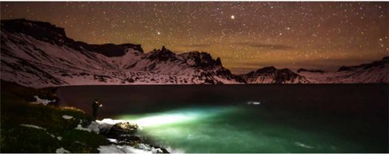 북한이 ‘혁명 성지’ 백두산의 겨울 풍경을 선전했다. 대외용 월간지 ‘조선’은 2월호에서 다양한 방식으로 연출한 백두산의 풍경을 소개했다.(월간 ‘조선’ 갈무리)